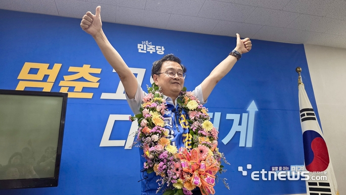 민경선 더불어민주당 고양특례시장 당선인이 4일 당선이 확정된 뒤 선거사무실에서 기념 촬영했다. 캠프 제공.