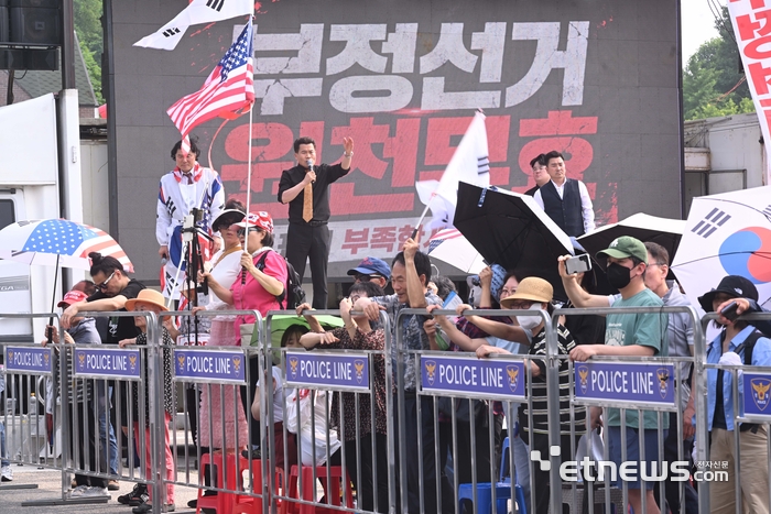 [포토] 지선 투표용지 부족 사태 항의하는 시민들