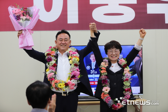 4일 이충우 국민의힘 여주시장 당선인이 재선에 성공한 뒤 기념 촬영했다. 캠프 제공.