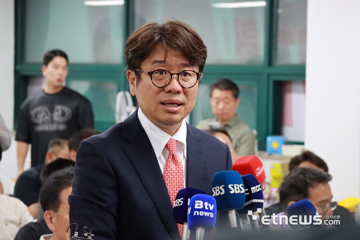 유의동 국민의힘 평택시을 국회의원 당선인이 4일 당선이 확정된 뒤 선거사무실에서 인사말을 하고 있다. 캠프 제공.