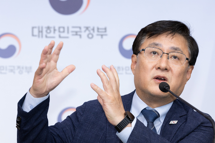 김성환 기후에너지환경부 장관이 4일 정부서울청사에서 열린 정부 출범 1주년 기자간담회에서 기자 질문에 답변하고 있다. 사진 출처 : 기후부