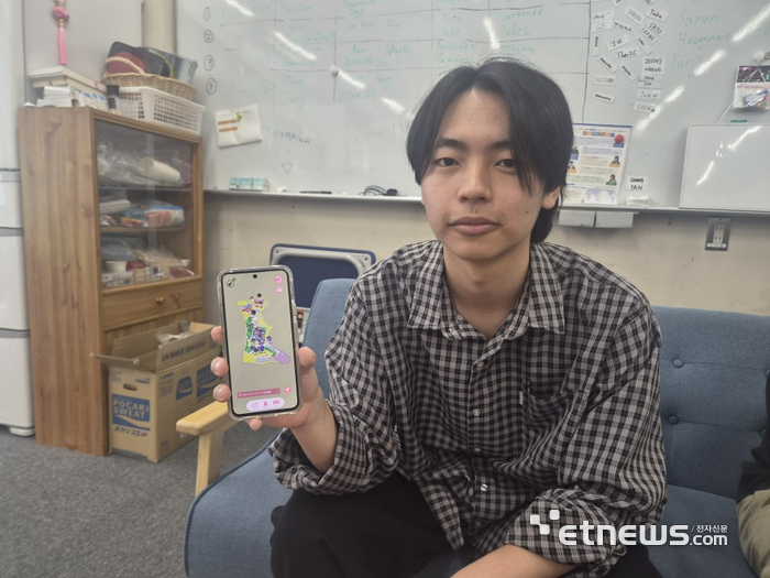 타카히로 마쓰무라 학생이 직접 개발한 후르츠파크 AR 게임 애플리케이션을 소개하고 있다.