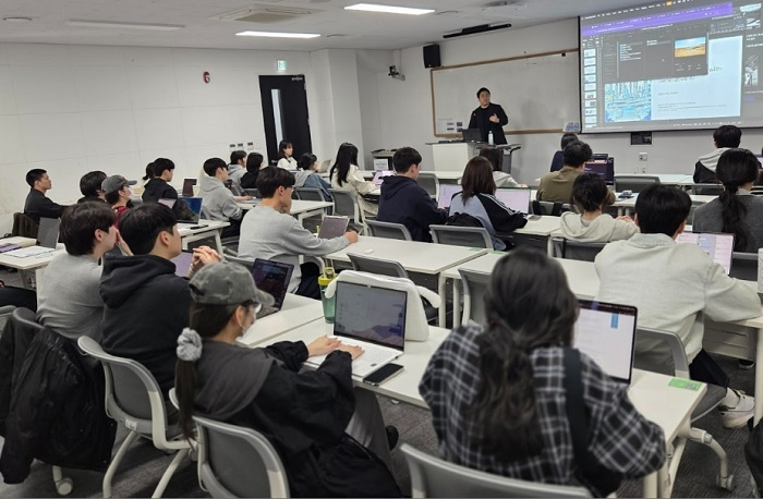 융복합역량 교과 'AI와 문화예술' Art & Tech 모듈 특강 시리즈에 참석한 지역시민과 한동대 캠퍼스 전공생과 지역시민. 사진=한동대학교