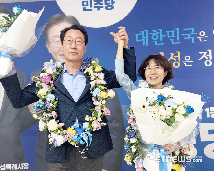 정명근 더불어민주당 화성특례시장 당선인이 4일 당선이 확정된 뒤 선거사무실에서 기념 촬영했다. 캠프 제공.