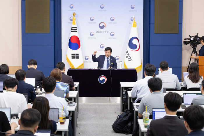 김성환 기후에너지환경부 장관이 4일 정부서울청사에서 열린 정부 출범 1주년 기자간담회에서 기자 질문에 답변하고 있다. 사진 출처 : 기후부