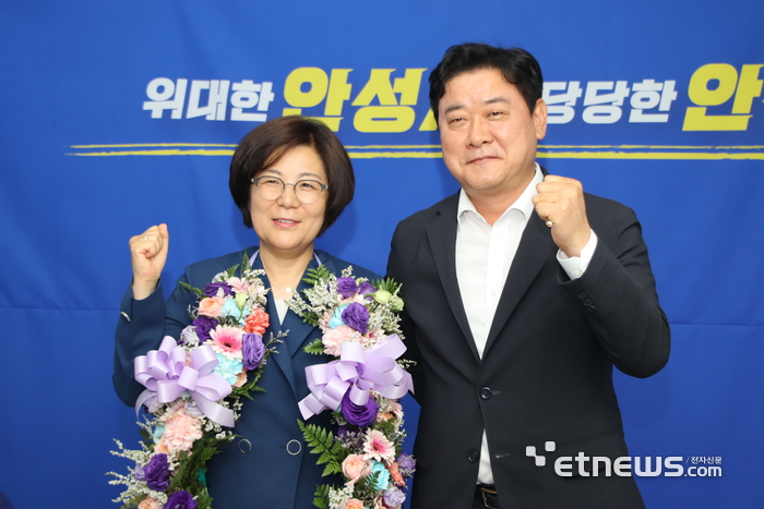 김보라 더불어민주당 안성시장 당선인이 4일 당선이 확정된 뒤 선거사무실에서 기념 촬영했다. 캠프 제공.