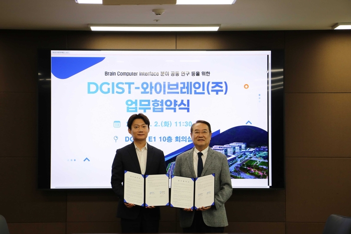 이기원 와이브레인 대표(왼쪽)와 이건우 대구경북과학기술원 총장이 2일 열린 업무협약식에서 기념촬영했다.(사진=와이브레인)