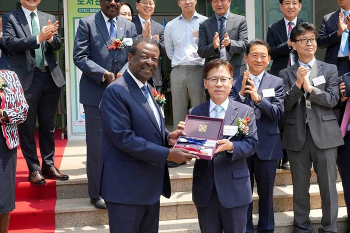 경기과학기술대학교는 지난 3일 케냐 국무총리 H.E. Musalia Mudavadi(무살리아 무다바디)와 수행단을 대학으로 초청해 한국형 FIC(Fine Instrument Center) 모델 기반의 직업기술교육 협력 방안을 논의했다.(사진=경기과학기술대)