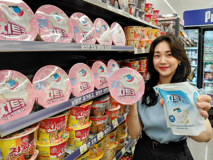 CU는 차별화 라면 브랜드 '치트키' 시리즈를 선보이며 우유를 넣어 먹는 이색 신제품을 출시한다고 4일 밝혔다.