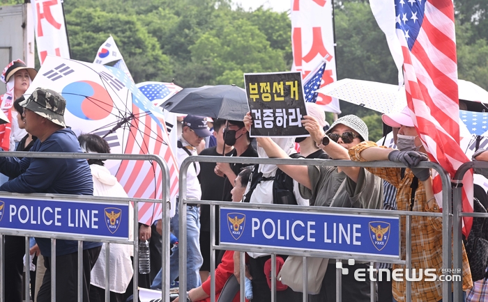 [포토] 지선 투표용지 부족 사태 항의하는 시민들
