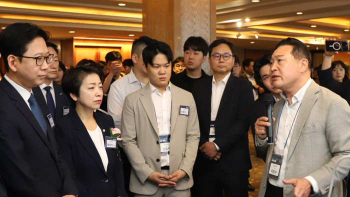 최은수 인텔리빅스 대표가 4일 서울 중구 롯데호텔서울에서 열린 'K-AI반도체 성장포럼'에 참석해 자사 솔루션에 대해 설명하고 있다.