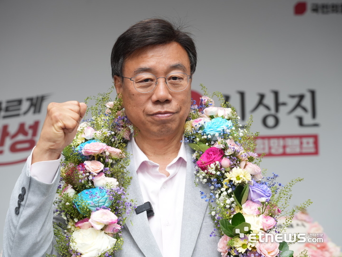 신상진 국민의힘 성남시장 당선인이 4일 당선이 확정된 뒤 선거사무실에서 기념 촬영을 했다. 캠프 제공.