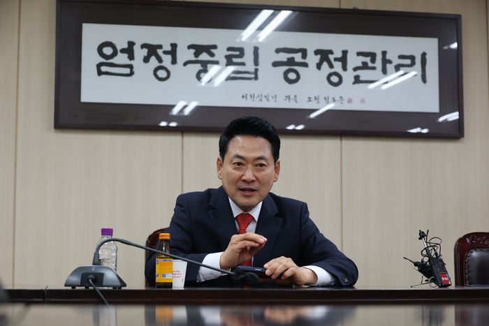 국민의힘 장동혁 상임선거대책위원장이 4일 6.3 지방선거 투표소 용지 부족 사태와 관련해 서울시선거관리위원회를 항의 방문하고 있다. 연합뉴스