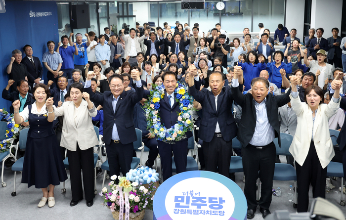 더불어민주당 우상호 강원특별자치도지사 후보가 4일 춘천시 더불어민주당 강원도당에서 당선이 확실시된 뒤 허영 의원, 최문순 전 지사, 가족, 지지자 등과 함께 기뻐하고 있다. (사진=연합뉴스)