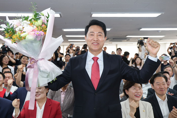 국민의힘 오세훈 서울시장 후보가 제9회 전국동시지방선거일 다음날인 4일 서울 종로구 대왕빌딩에 마련된 선거사무소에서 당선이 유력해지자 꽃다발을 들고 기뻐하고 있다. 연합뉴스