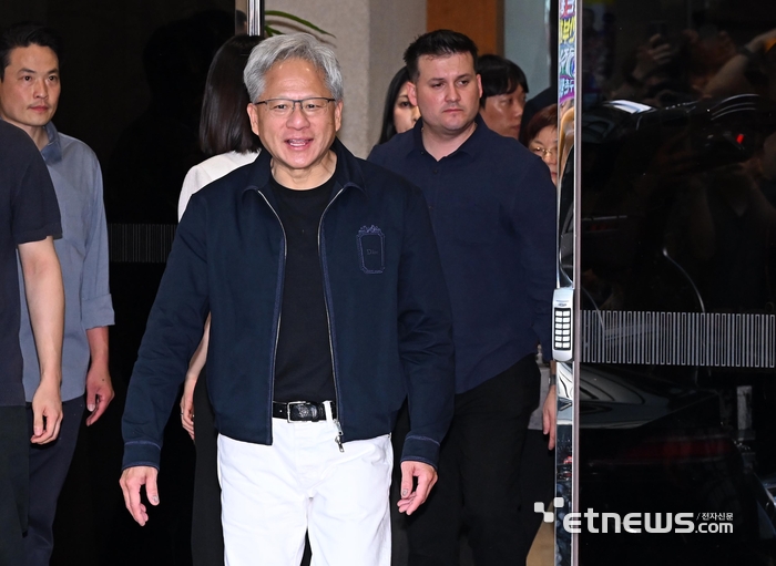 [포토] 입국하는 젠슨 황 엔비디아 CEO