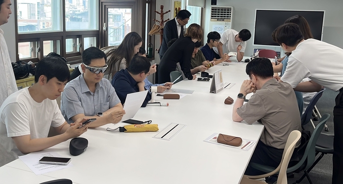 시각장애인을 위한 AI 안경 체험 행사 현장 / 코딧