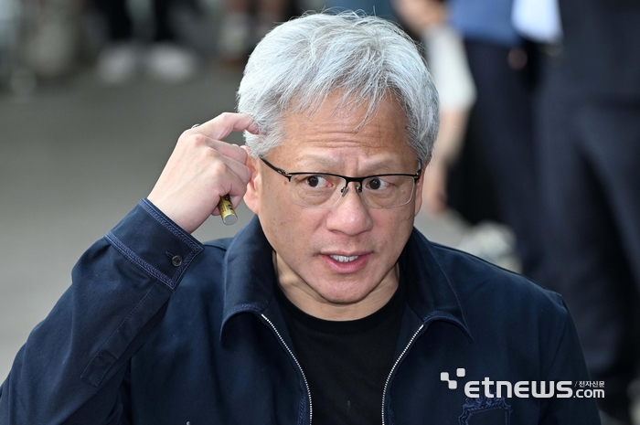 [포토] 취재진 질문에 답하는 젠슨 황