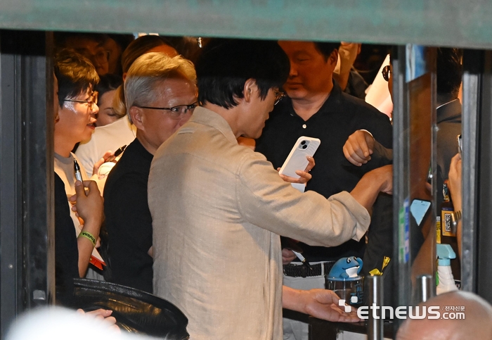 [포토] 네이버페이로 골든벨 울린 이해진