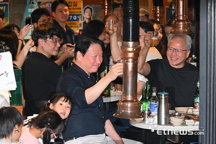 [포토] 젠슨 황 “건배”