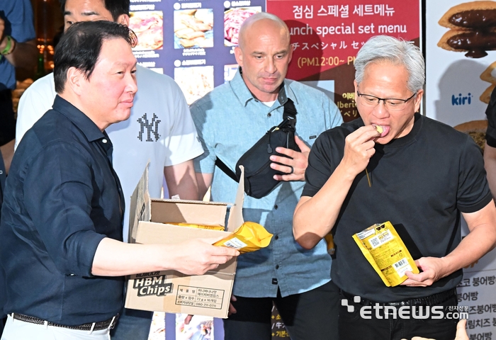 [포토] HBM칩 먹어보는 젠슨 황
