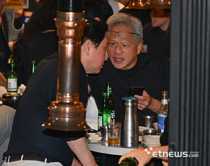 [포토] 최태원 회장과 삼겹살 회동하는 젠슨 황 엔비디아 최고경영자
