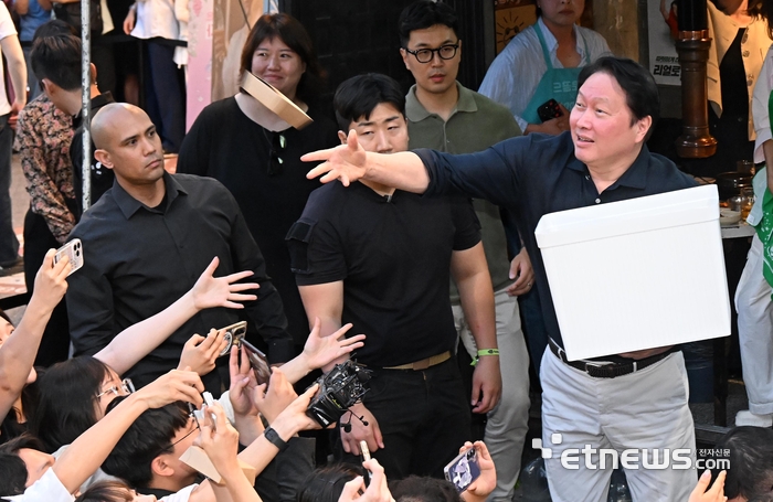 [포토] 최태원 '받으세요'