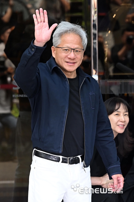 [포토] 손 흔드는 젠슨 황 엔비디아 CEO