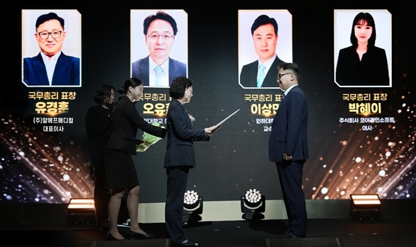 유경훈 알에프메디컬 대표(오른쪽)가 오유경 식약처장으로부터 국무총리상 수상 모습. 사진=알에프메디컬