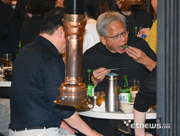 [포토] 젠슨 황, K-상추쌈의 맛은?