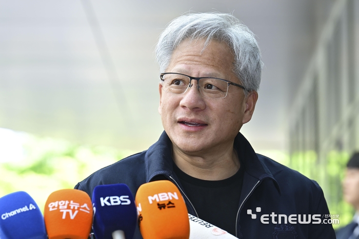 [포토] 젠슨 황 “한국에 많은 비즈니스 가져왔다…깜짝 놀랄 선물 준비”