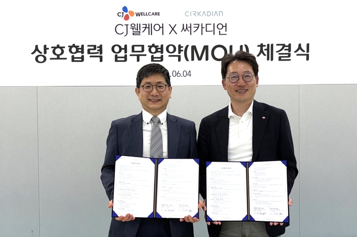 김대환 써카디언 대표와 윤상배 CJ웰케어 대표(오른쪽)