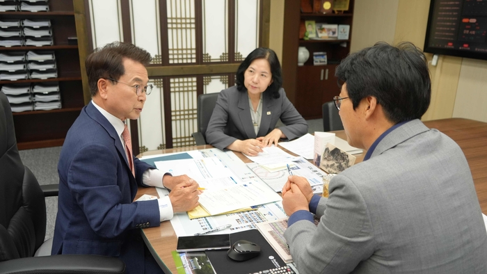 육동한 춘천시장이 AI특화시범도시 추진 현황을 보고받고 공모 대응 전략과 향후 추진계획을 점검했다.