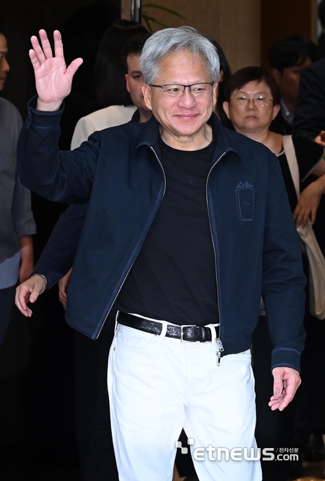 [포토] 손 흔들며 입국하는 젠슨 황