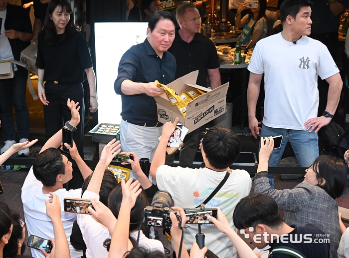 [포토] HBM칩 나눠주는 최태원