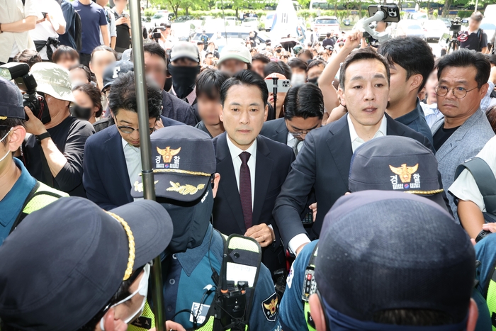 국민의힘 장동혁 대표가 5일 잠실7동 투표함 개표가 진행되고 있는 서울 송파구 올림픽공원 핸드볼경기장에 도착하고 있다. 연합뉴스