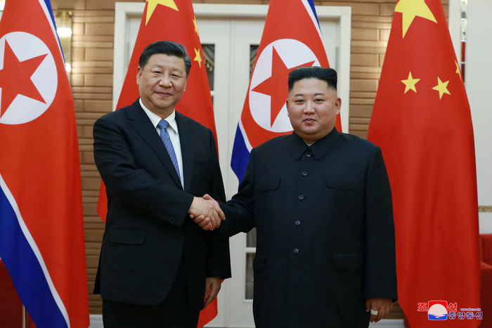 시진핑 중국 국가주석이 오는 8일부터 9일까지 북한을 국빈 방문한다고 중국과 북한이 5일 발표했다. 사진은 지난 2019년 6월 20일 평양을 방문한 시진핑 중국 국가주석이 북중정상회담에 앞서 김정은 북한 국무위원장과 악수하는 모습. 연합뉴스