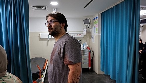 이스라엘군 총격에 사망한 생후 7개월 아기의 아버지가 헤브론 병원 응급실에 서 있다. 사진=연합뉴스
