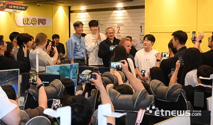 젠슨 황 엔비디아 최고경영자(CEO)가 7일 서울 강남구의 한 PC방에서 크래프톤 유저들과 만나 인사말을 하고 있다. 이동근기자 foto@etnews.com