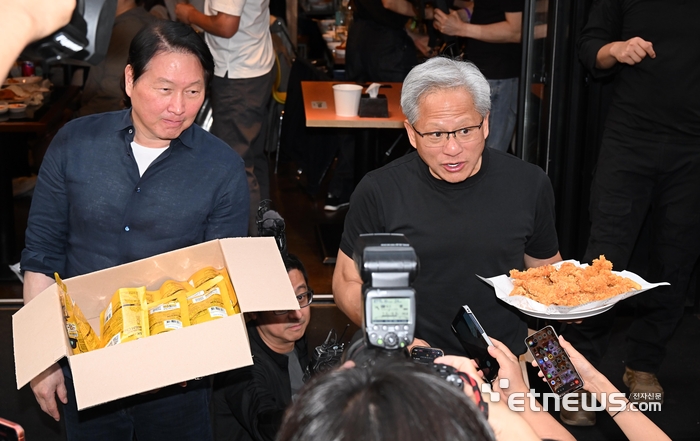 [포토] 질문에 답하는 젠슨 황