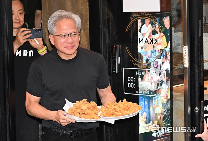 [포토] 깐부치킨 다시 찾은 젠슨 황