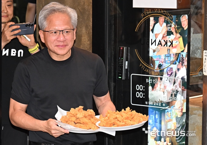 [포토] 젠슨 황 '치킨 배달'