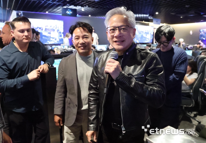 [포토] RTX 5090 들어보이는 젠슨 황
