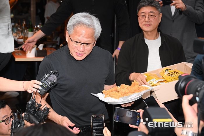 [포토] 질문에 답하는 젠슨 황