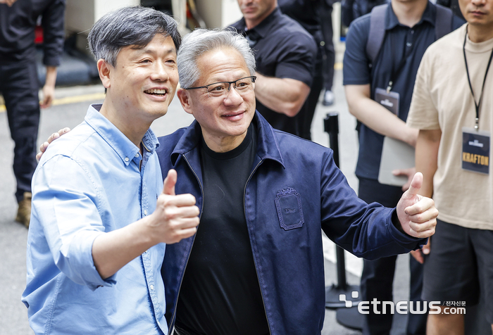 젠슨 황 엔비디아 최고경영자(CEO)가 7일 서울 강남구의 한 PC방에서 장병규 크래프톤 의장과 만나 인사를 나누고 있다. 
 이동근기자 foto@etnews.com