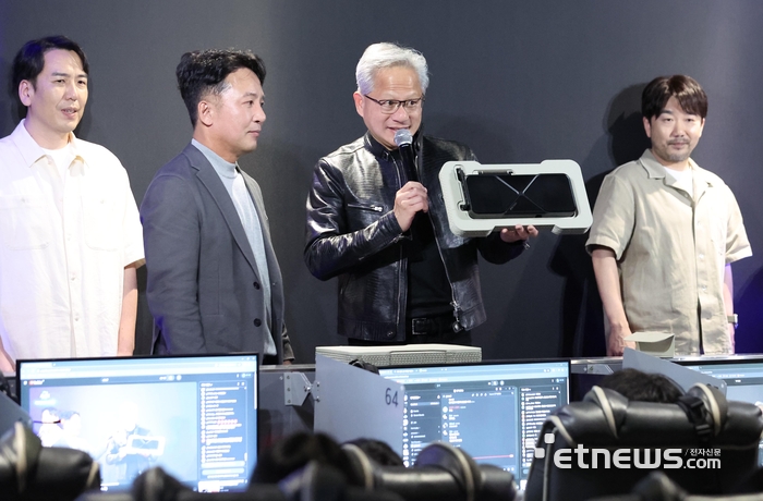 [포토] RTX 5090 들어보이는 젠슨 황