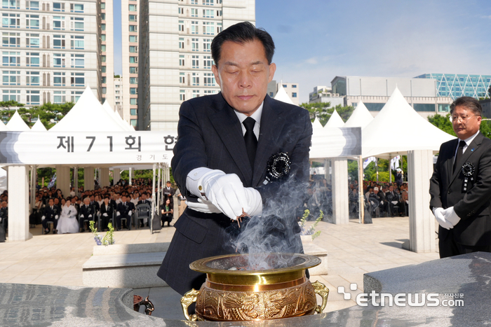 이재준 수원특례시장이 6일 시 현충탑에서 '제71회 현충일 추념식'을 개최했다. 수원시 제공.