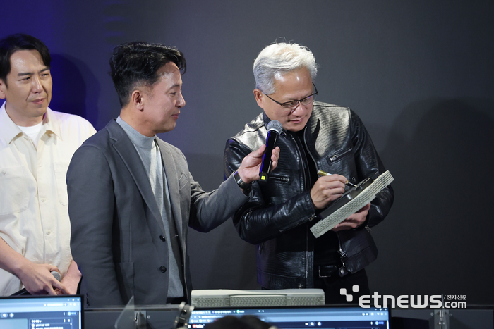 [포토] PC방 이용객에게 RTX 5090 선물하는 젠슨 황