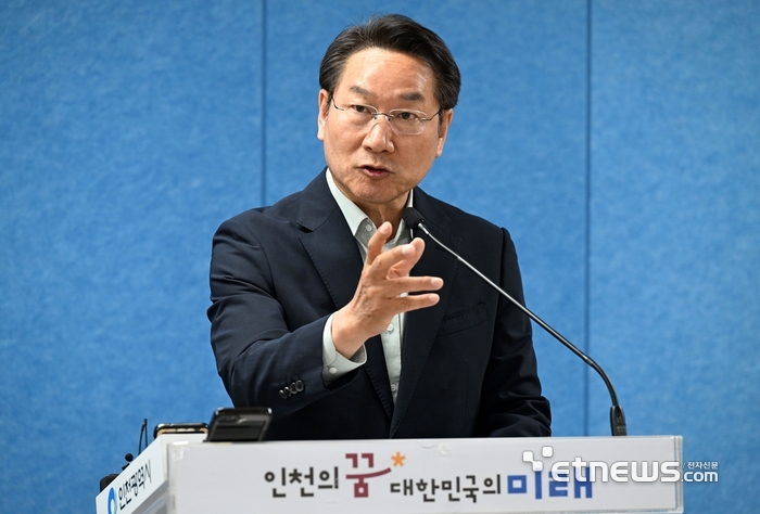 유정복 인천시장이 7일 시청 브리핑룸에서 기자회견을 열고 투표용지 부족사태와 관련해 입장을 밝혔다. 인천시 제공.