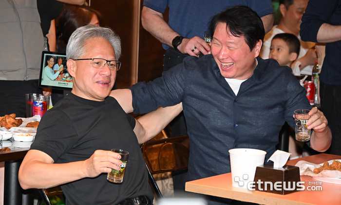 사진 왼쪽부터 젠슨 황 엔비디아 최고경영자(CEO), 최태원 SK그룹 회장. 이동근기자 foto@etnews.com